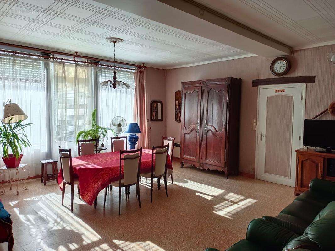 Maison à SELLES-SAINT-DENIS