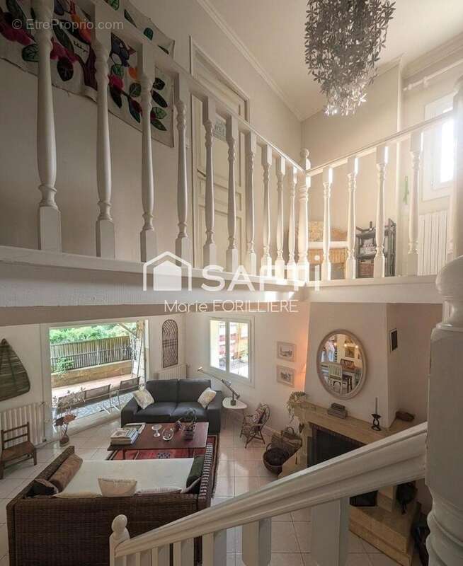 Maison 325 m² à Bayas  - photo 7