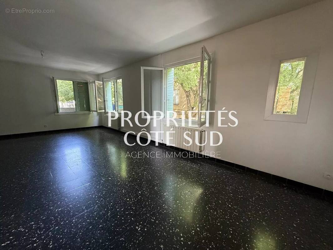 Maison à LAUDUN-L&#039;ARDOISE