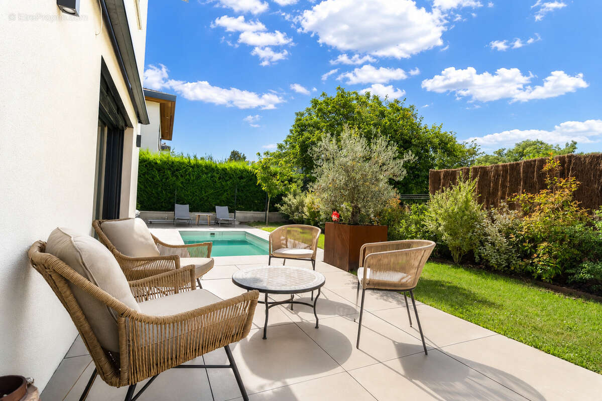 Maison contemporaine de 170 m2 construite en 2021 sur une parcelle d'environ 650 m2 - Veigy Foncenex - photo 2