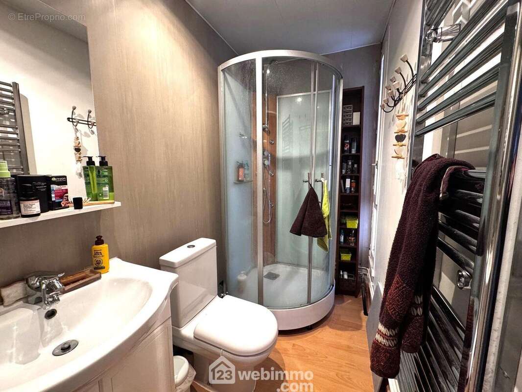 Donnant sur une salle d'e douche avec fenêtre - Maison à BONDOUFLE