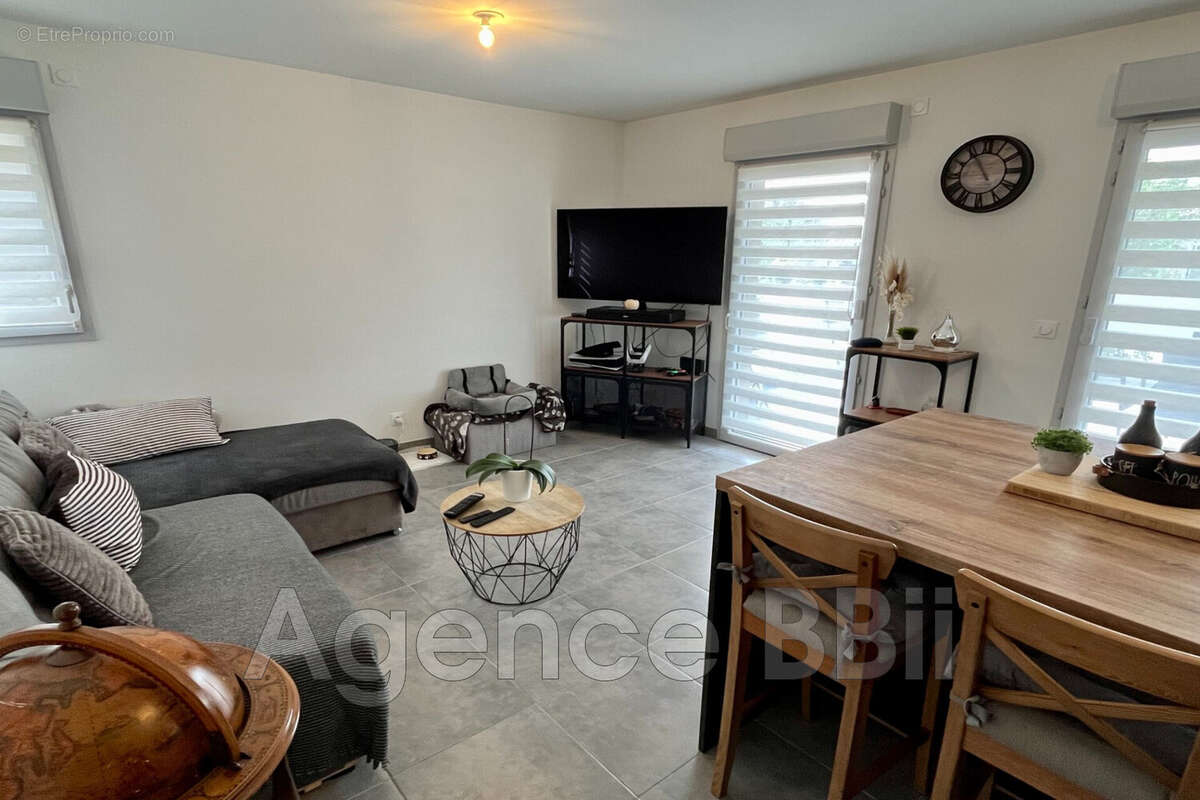 Appartement à CHATEAUNEUF-VILLEVIEILLE