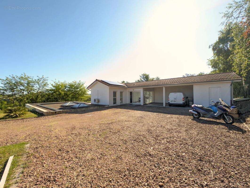 Maison à SAINT-CYR-DE-FAVIERES