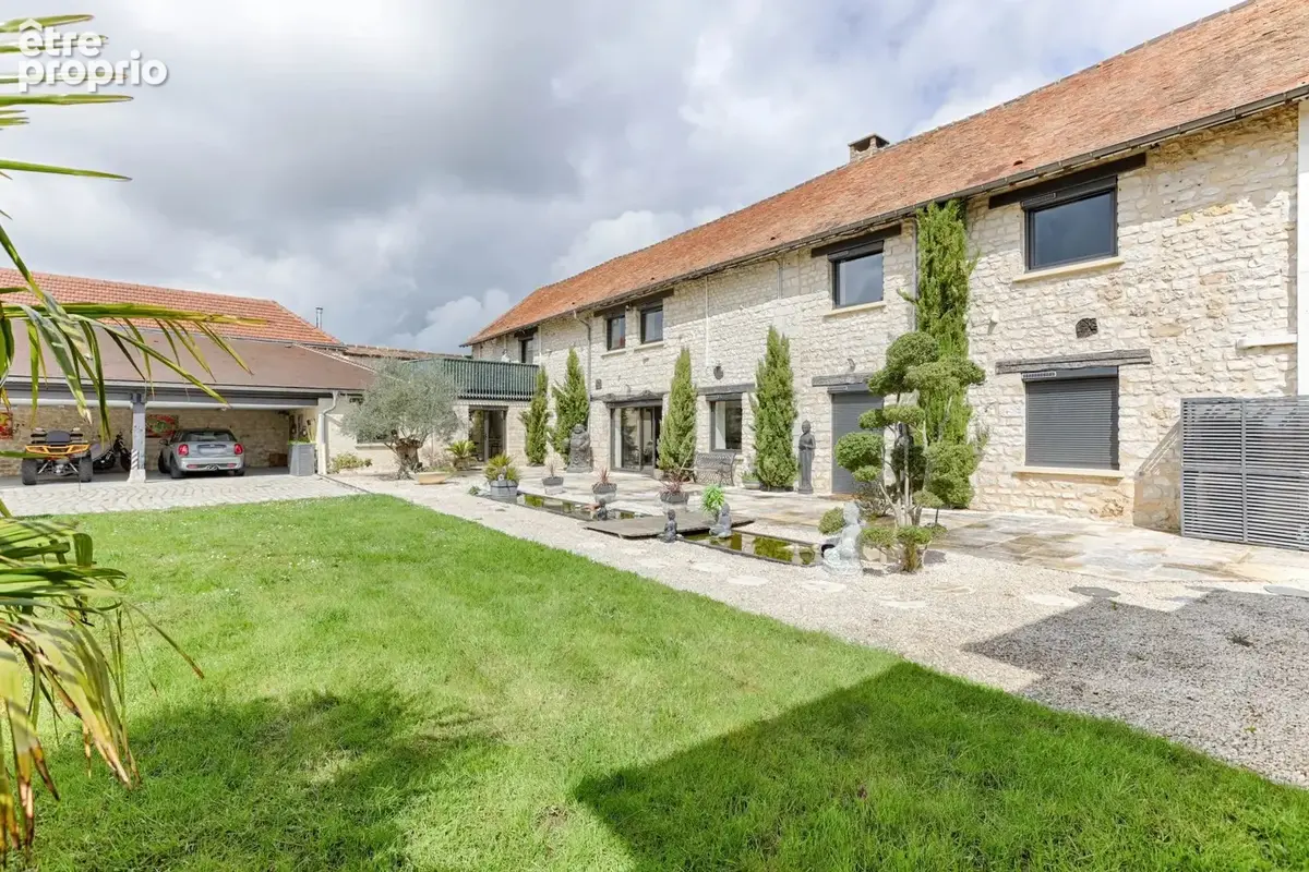 Corps de ferme rénové – 532 m² – 3 dépendances aménagées – Piscine - photo 4
