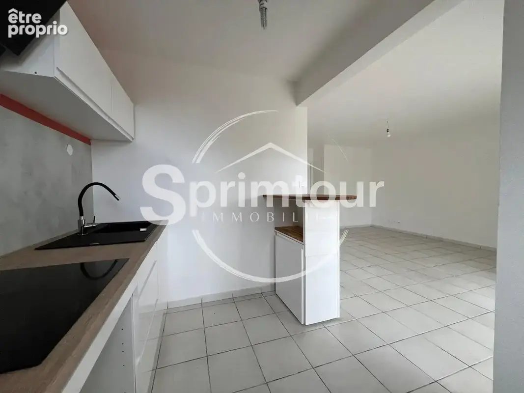 SAINT-CLAUDE - Appartement T3 rénové avec terrasse dans une résidence sécurisée avec piscine - photo 7