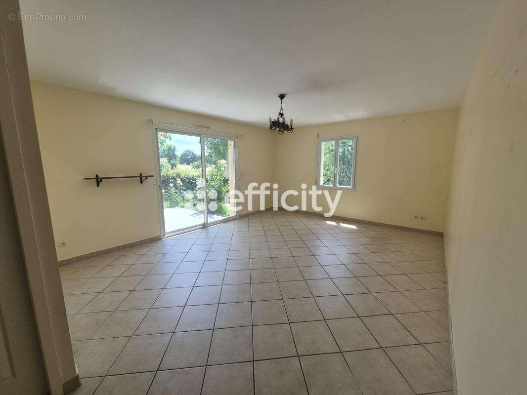 Maison 91 m² à Roumazieres-Loubert  - photo 4