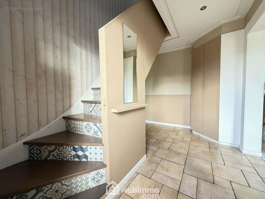 Une vaste entrée distribue ... - Maison à AUTREVILLE