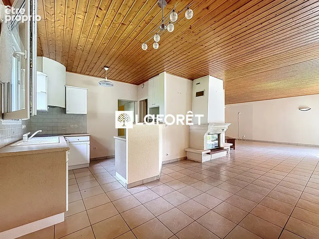 Maison familiale située dans un cadre verdoyant avec grand terrain - photo 3