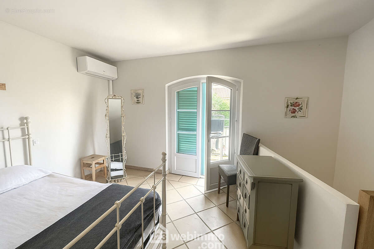 Grande chambre de 16 m² avec rangements, salle de douche attenante et balcon ? un véritable espace de confort. - Appartement à SAINTE-MAXIME