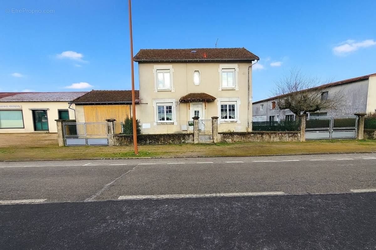Maison à MEZIERES-SUR-ISSOIRE