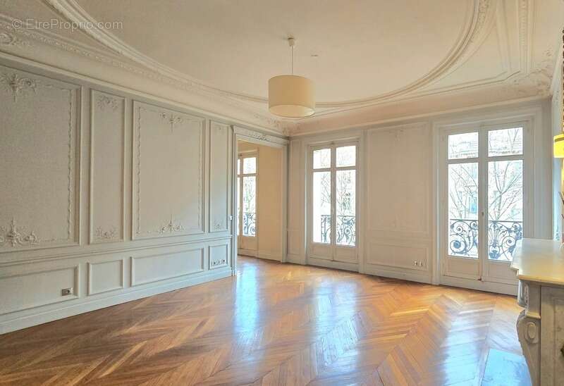 Appartement à PARIS-7E