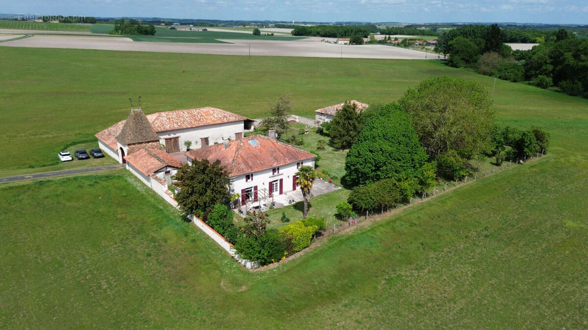 Maison à BARBEZIEUX-SAINT-HILAIRE
