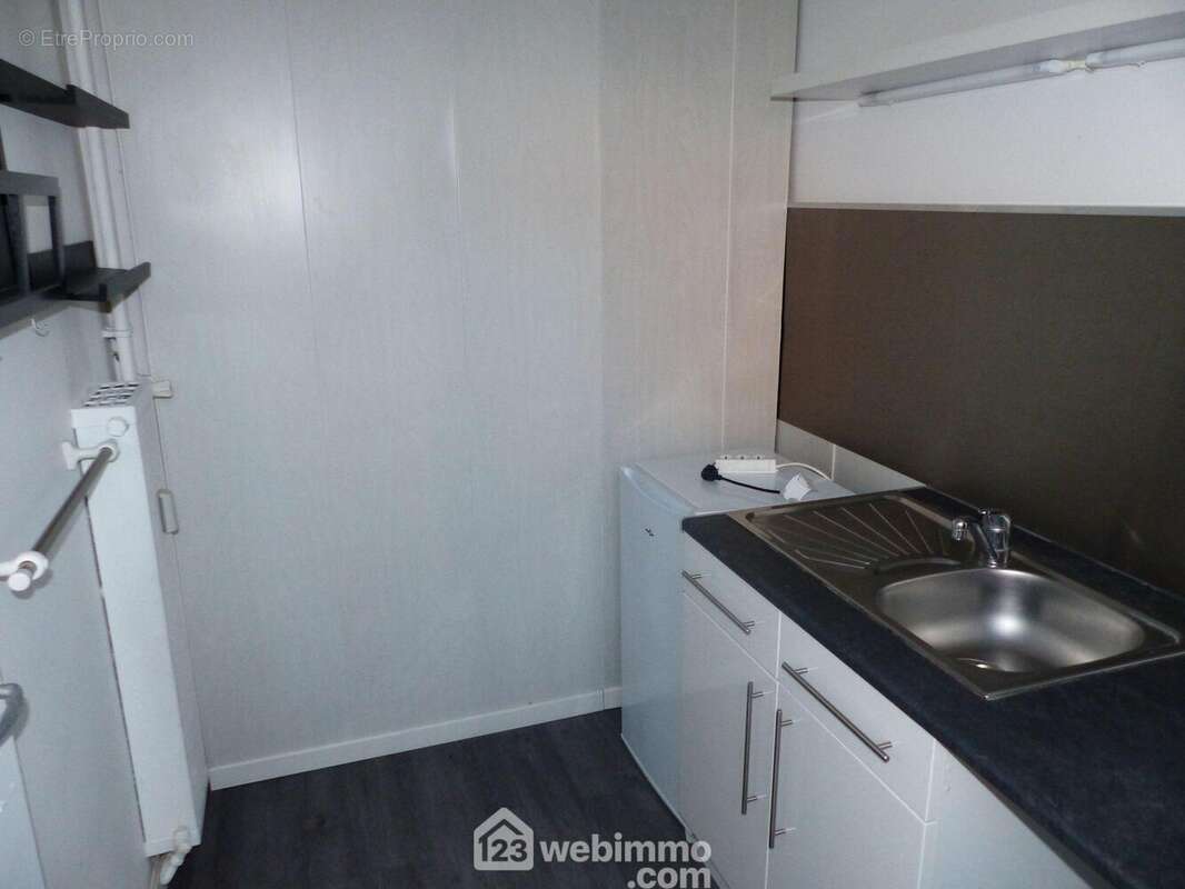Et équipée: plaque cuisson et frigo. - Appartement à BIHOREL