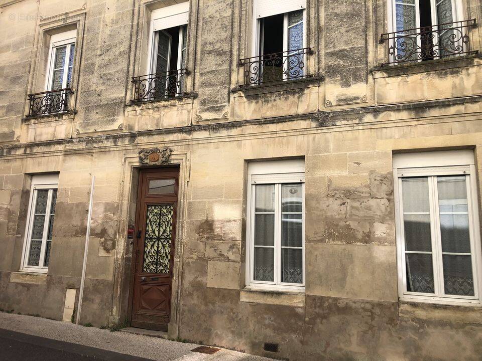 batiment à rénover deux étages, deux chambres, un comble, - Maison à PAUILLAC