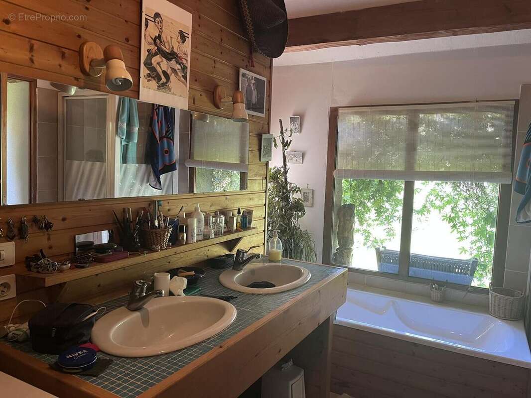 Salle de bains et douche - Maison à FIGEAC