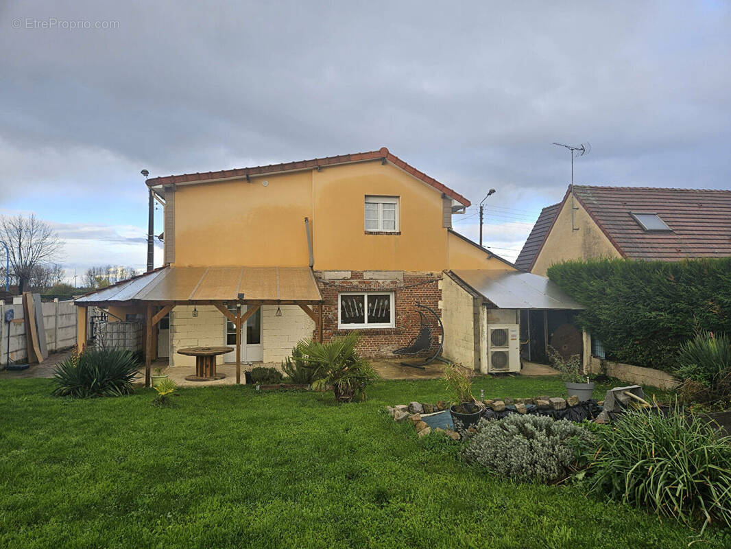 Maison à MONTESCOURT-LIZEROLLES