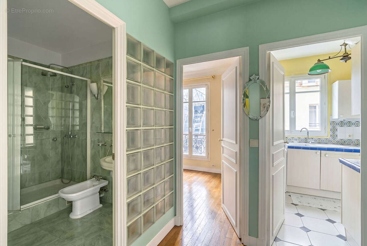 Emplacement prestigieux - haussmannien - etage eleve - balcon - photo 8