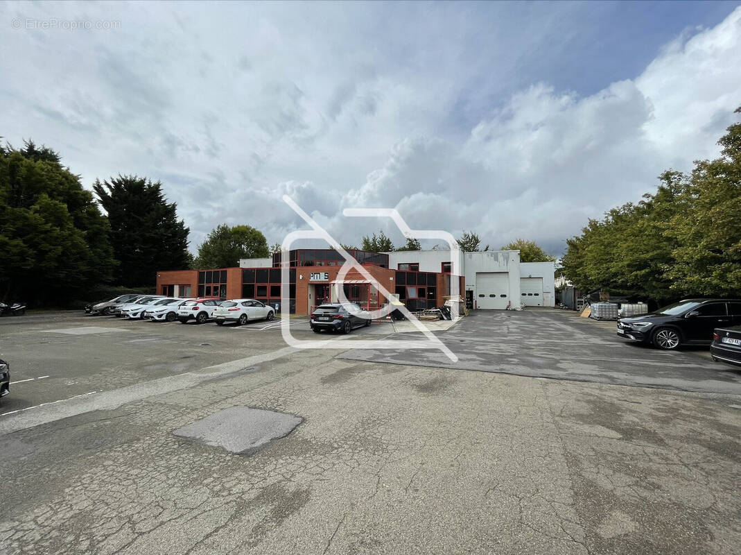 Commerce à VOISINS-LE-BRETONNEUX