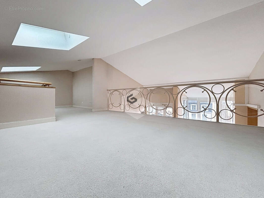 Appartement 306 m² à Reims  - photo 9
