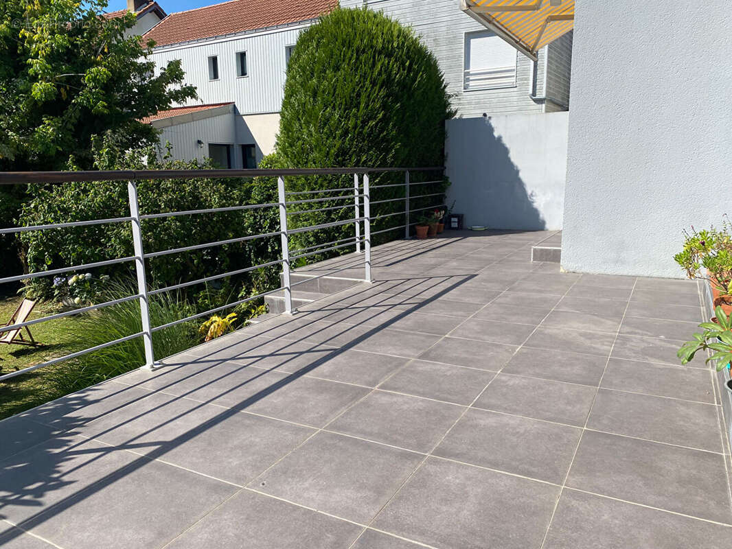 Maison contemporaine de 160 m²  au sol sur une parcelle de 360 m² orientée Sud avec garage. - photo 3