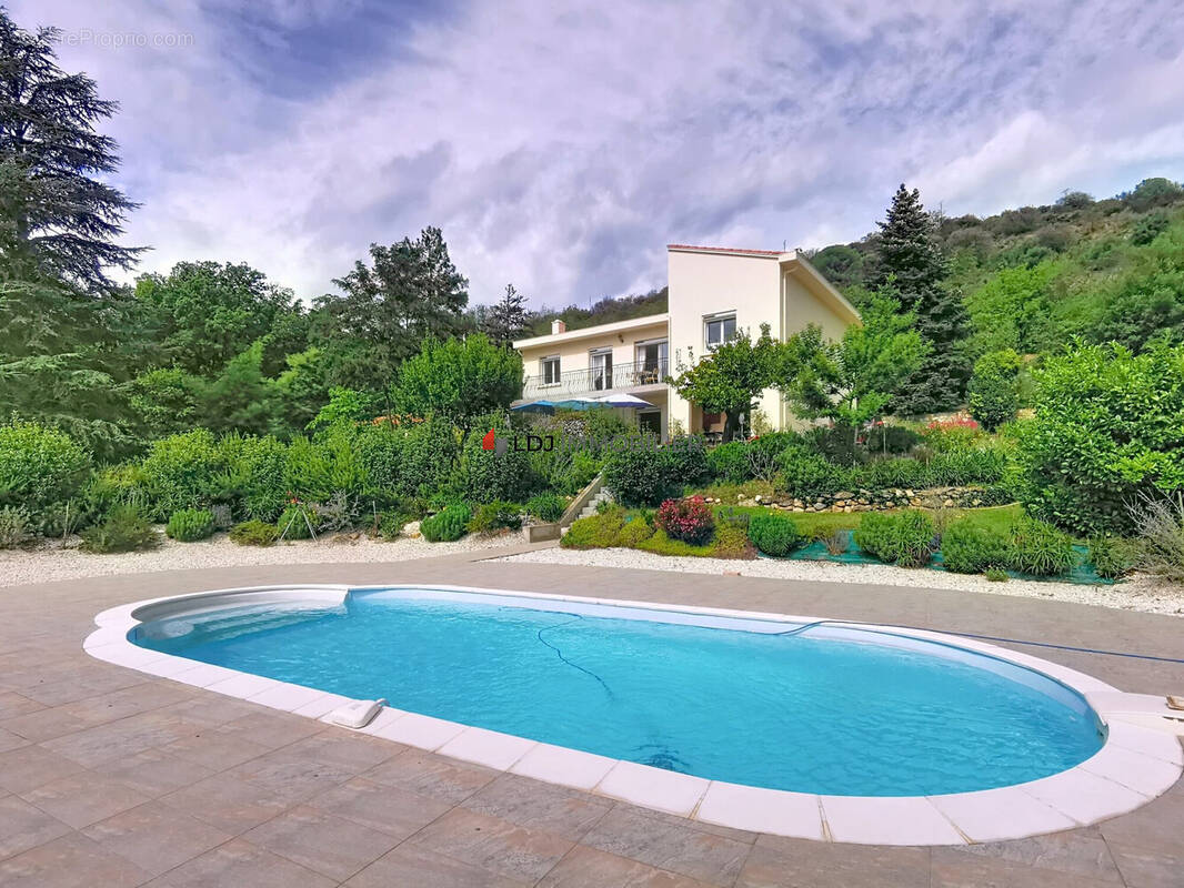 Maison 247 m² à Prades  - photo 4