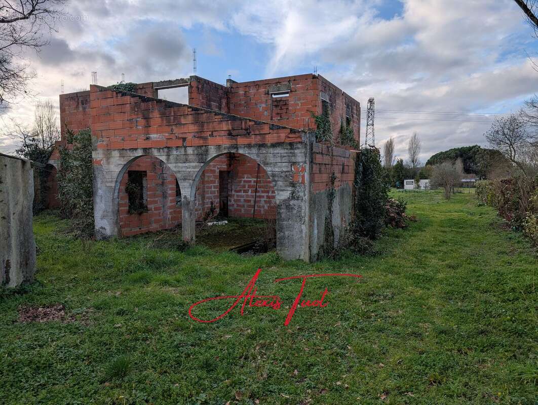 Terrain à AMBARES-ET-LAGRAVE