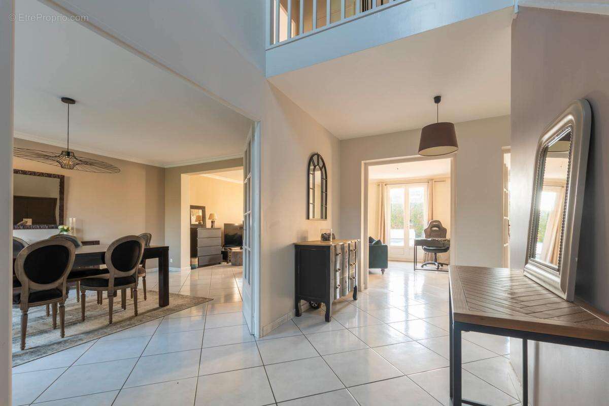 Maison 202 m² à Saint-Pavace  - photo 2