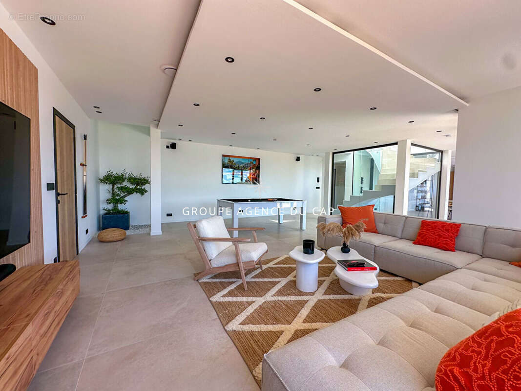 Villa de 260m2 avec vue mer piscine jacuzzi,a 300 mètres des plages des issambres - photo 3