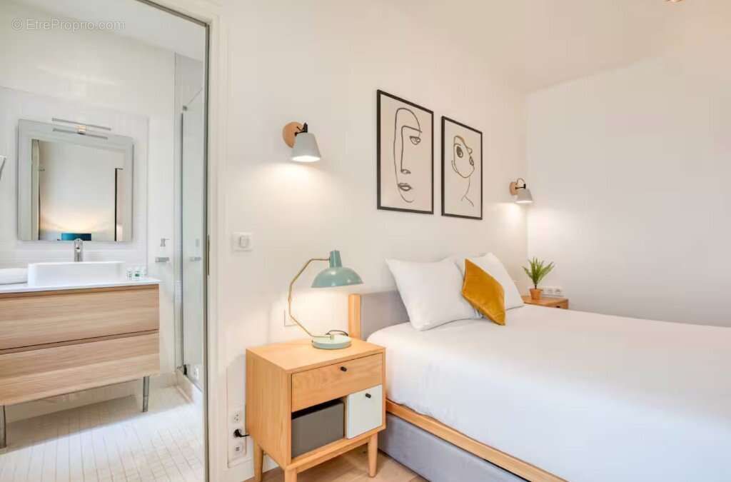 Commerce à PARIS-8E