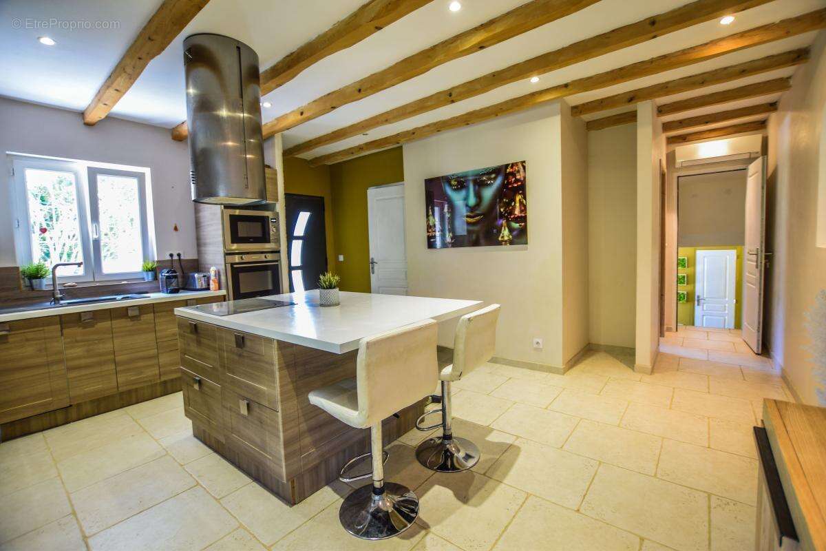 Maison de caractère rénovée – 4 chambres, piscine et environnement résidentiel recherché - photo 6