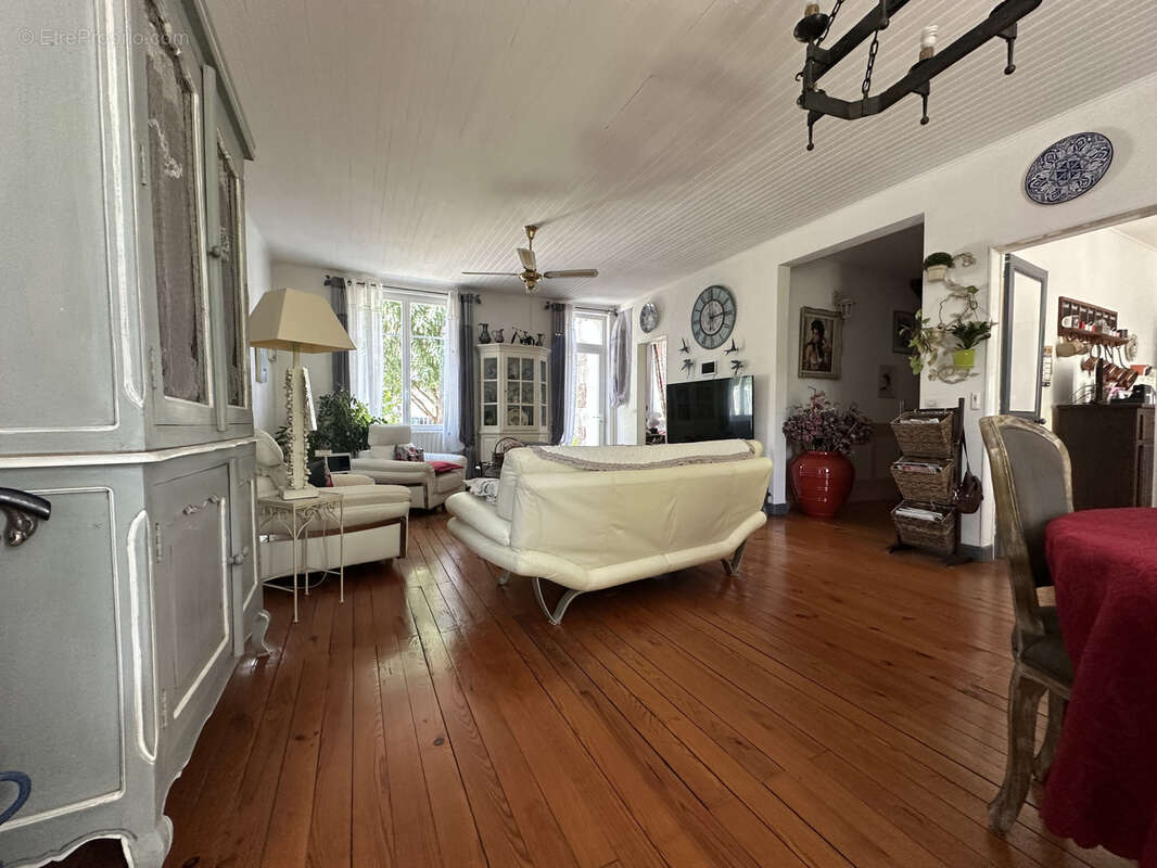 Maison à BARBEZIEUX-SAINT-HILAIRE