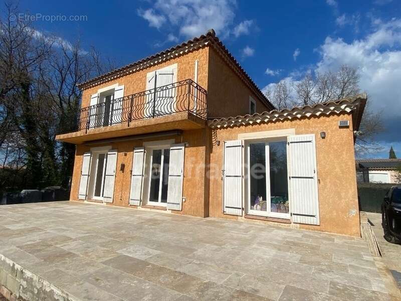 Maison à SAINT-CHAPTES
