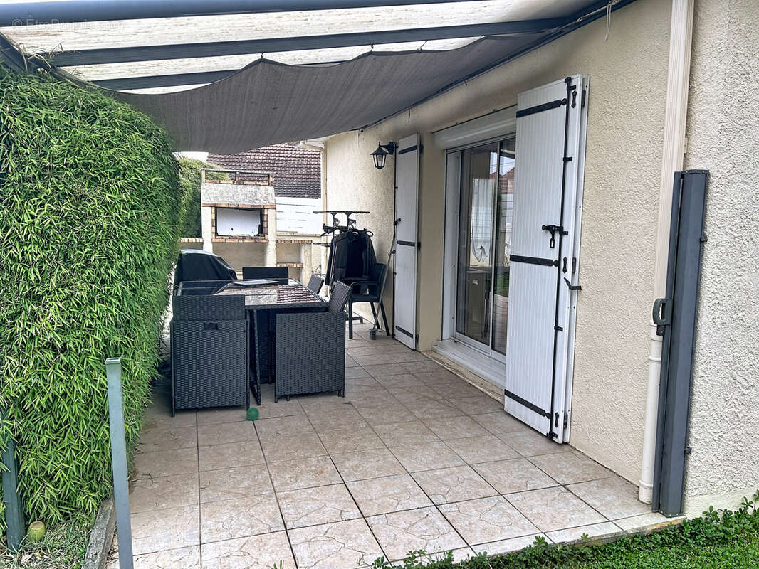 Maison à SAINT-PANTALEON-DE-LARCHE