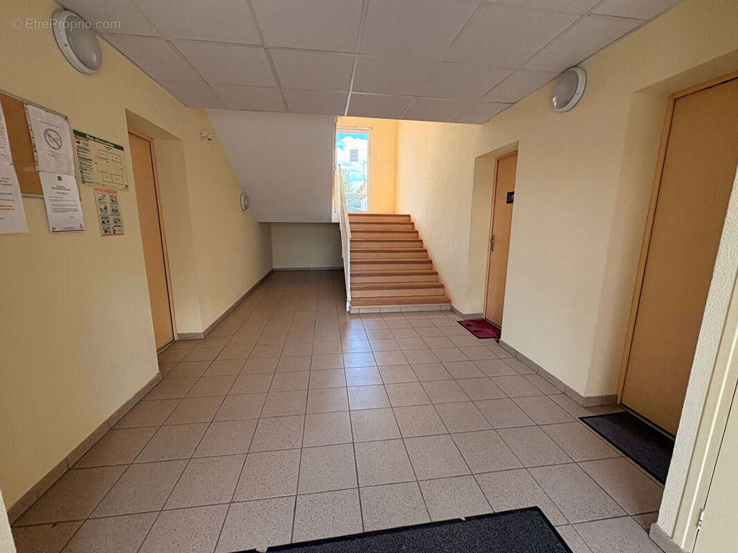 Buxerolles - bel appartement  2 pièce(s) 54 m2 - jardinet - parking privatif. - photo 13