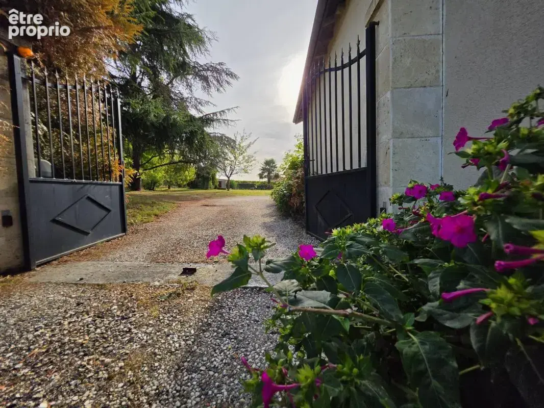 Maison en pierre de caractère à Lamothe-Landerron 214 m², piscine et fort potentiel professionnel - photo 25