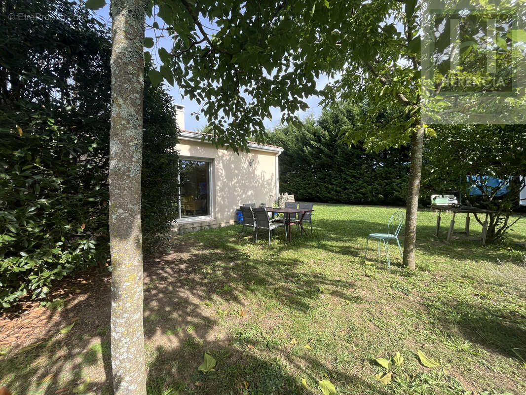 VILLEJOUBERT - Maison de plain-pied 115m2 - 4 chambres - Garage - photo 6