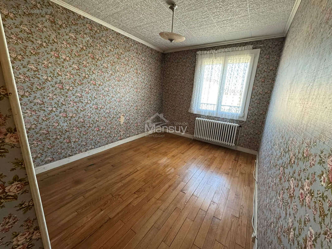 Maison à DUGNY-SUR-MEUSE