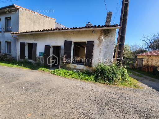 Maison à LUSIGNAN