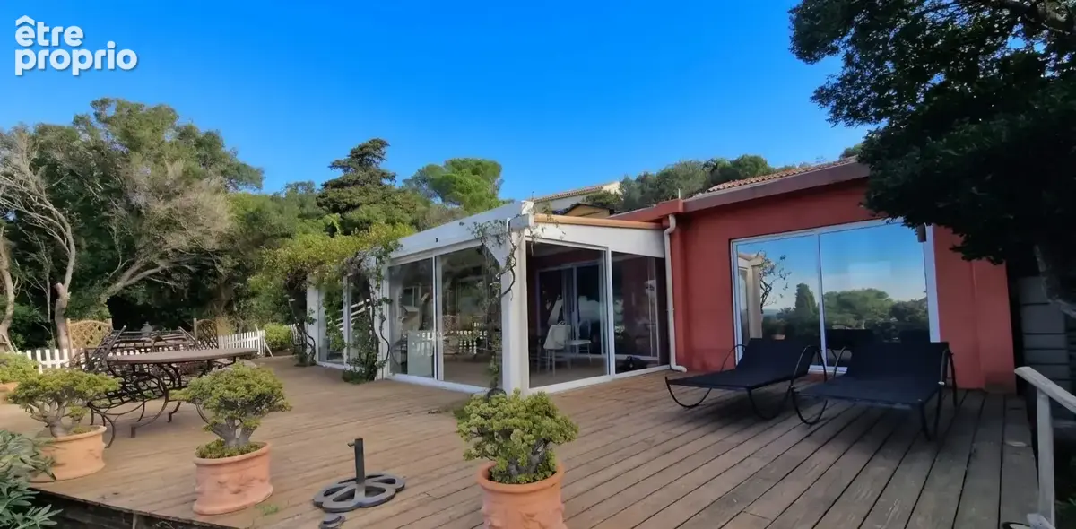 Ensemble immobilier sur l'Ile du levant - photo 1