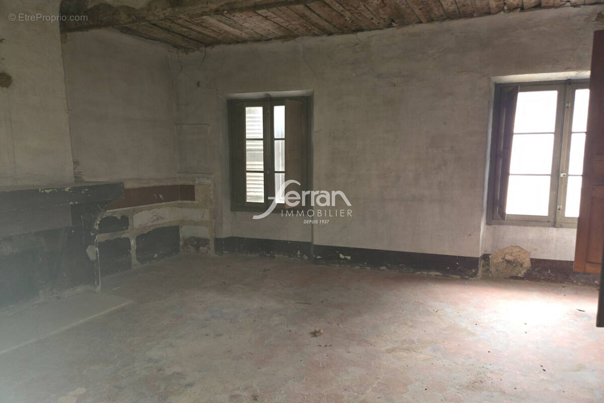 Appartement à SALERNES