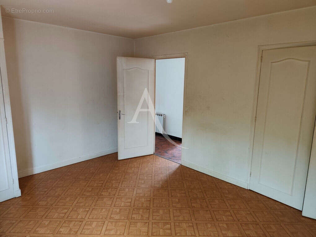 Maison à SAINT-LAURENT-DE-LA-PREE