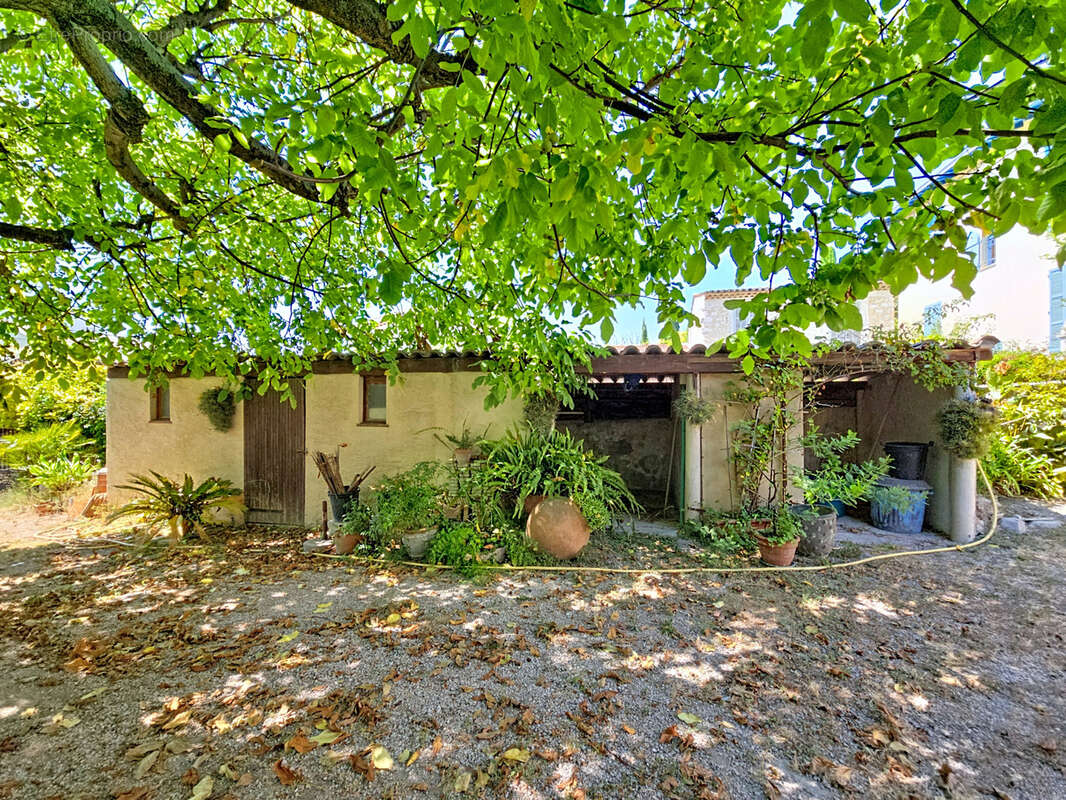 La colle-sur-loup   cœur de village   maison 4/5 pièces de 104 m2 avec jardin, dépendances et stationnements - photo 16