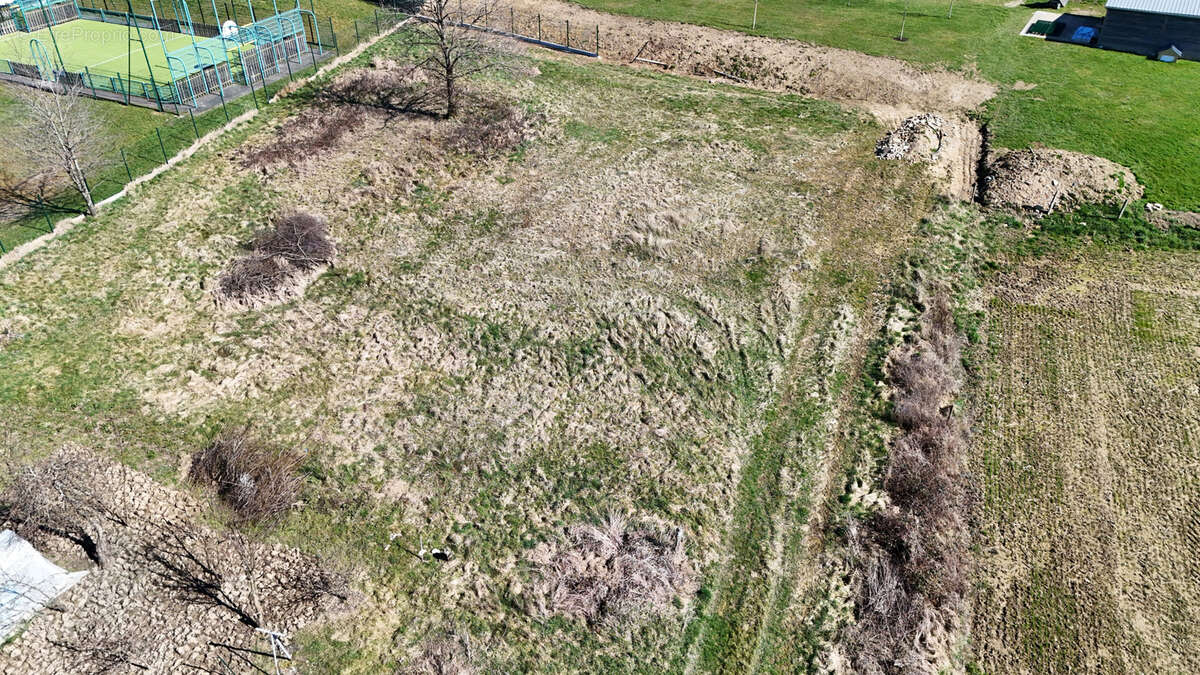 Terrain à DOMEVRE-SUR-AVIERE