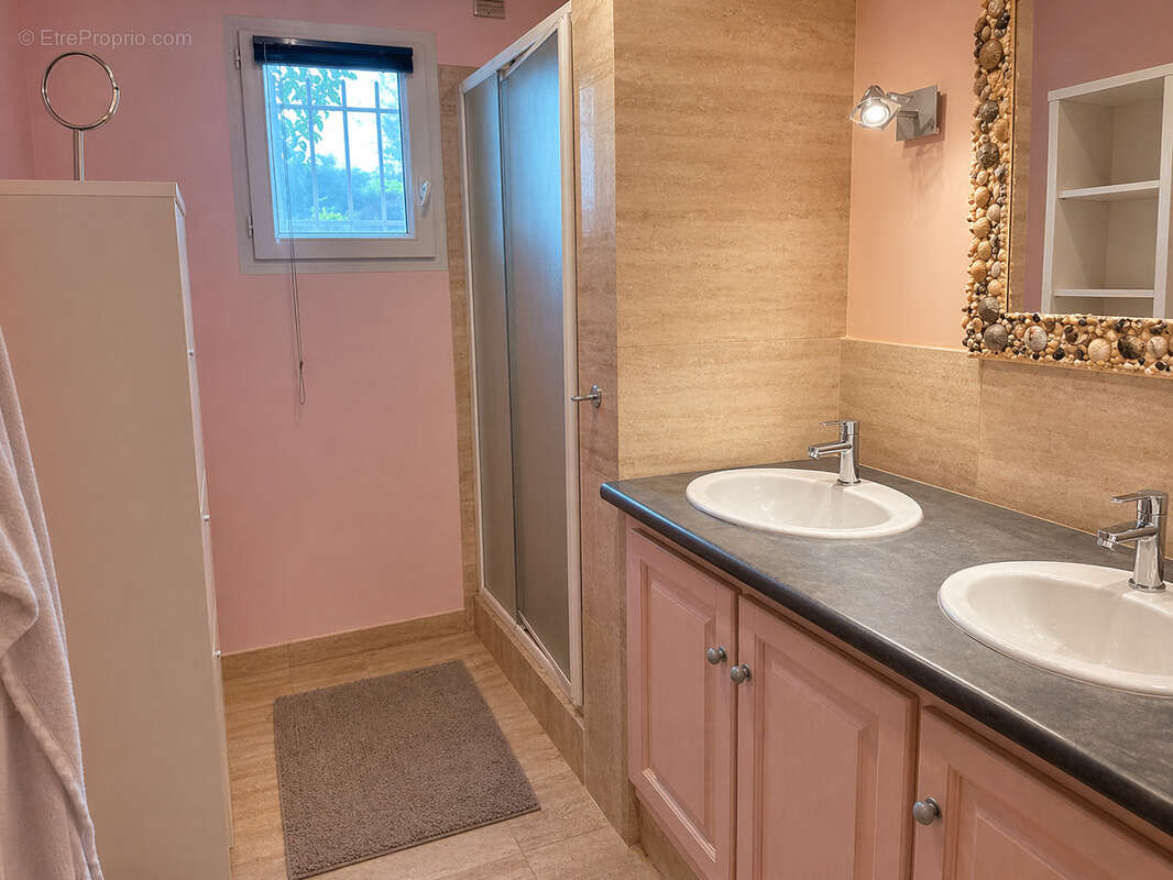 Maison à SAINT-CLEMENT-DE-RIVIERE