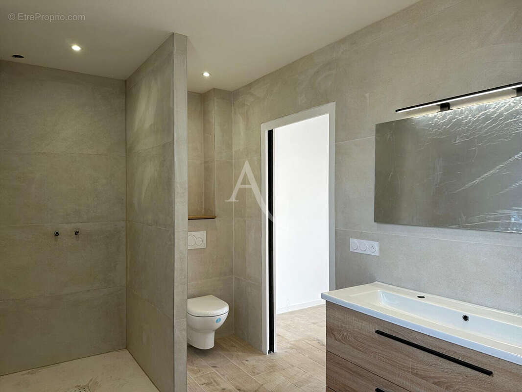 Maison à NIEUL-LE-VIROUIL