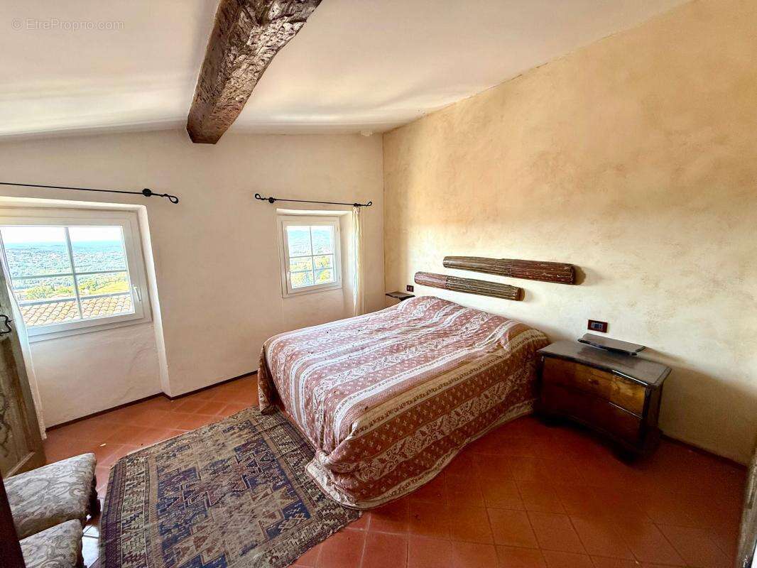Maison à CHATEAUNEUF-GRASSE
