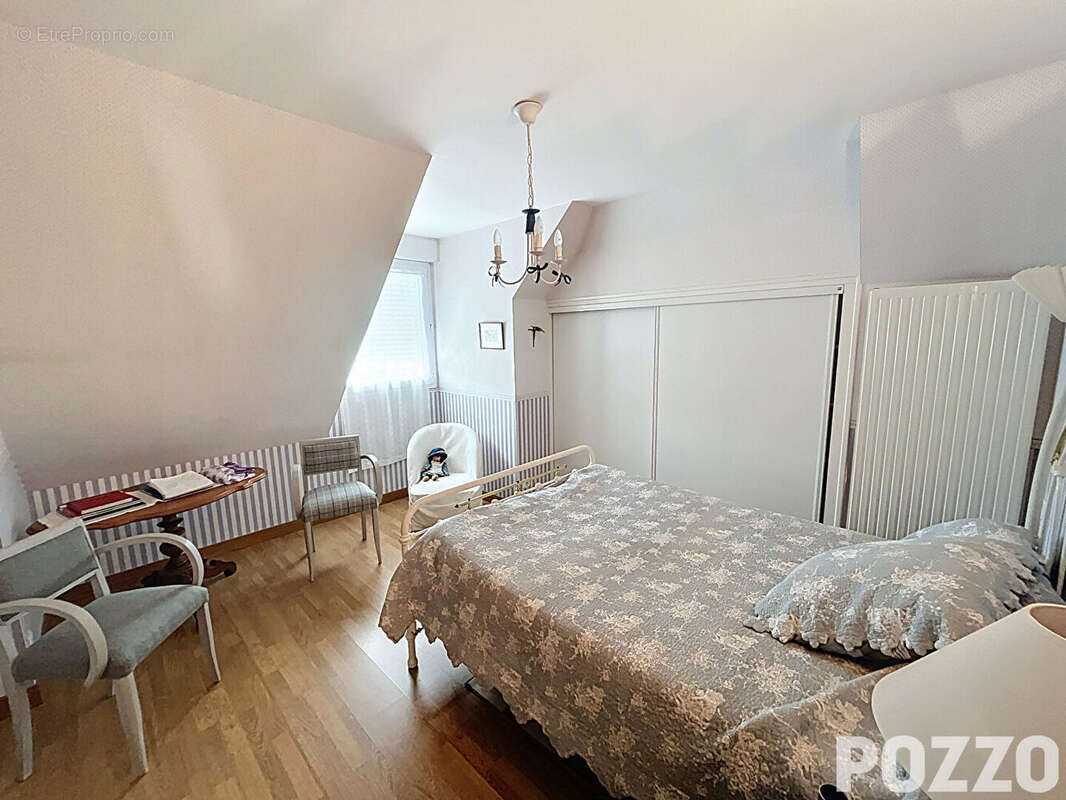 A Vendre - Élégante maison bourgeoise de 180 m² en plein coeur de Saint-Hilaire-du-Harcouët - photo 13