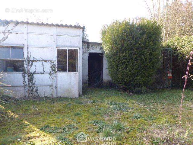 Il est plat et libre de constructeur - Terrain à CHAILLEVOIS