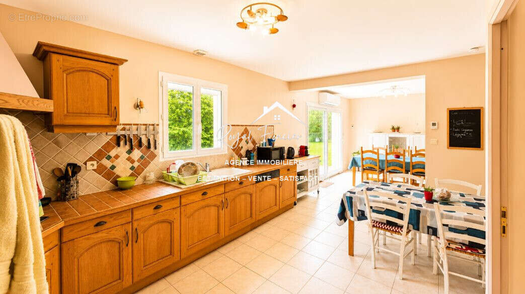 Cuisine ouverte sur le séjour - Maison à BUXEUIL