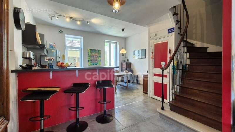A vendre ETAMPES (91), Proche centre-ville, Charmante Meulière de 5 pièces sur sous-sol avec cour et garage - photo 2